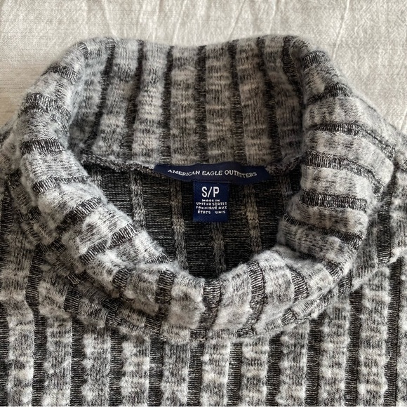 American Eagle Soft Turtleneck Hi Low Sweater Gray Ribbed Fuzzy Small Boxy - Picture 3 of 6